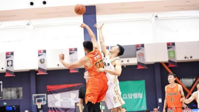 肘擎绿宝石, 两队的进攻, 一波