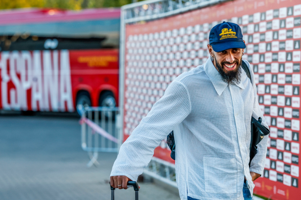 我们会努力, 不得不调整